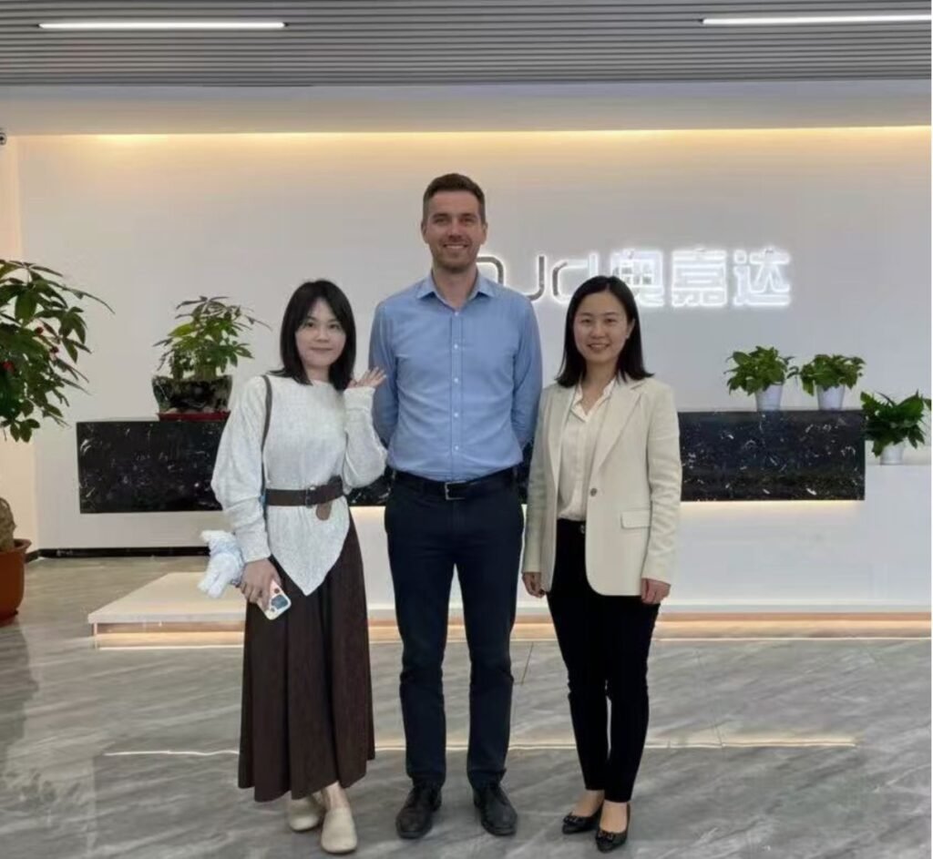 Customer partnership photo for OEM/ODM wireless charger projects, covering R&D, manufacturing, and quality control.