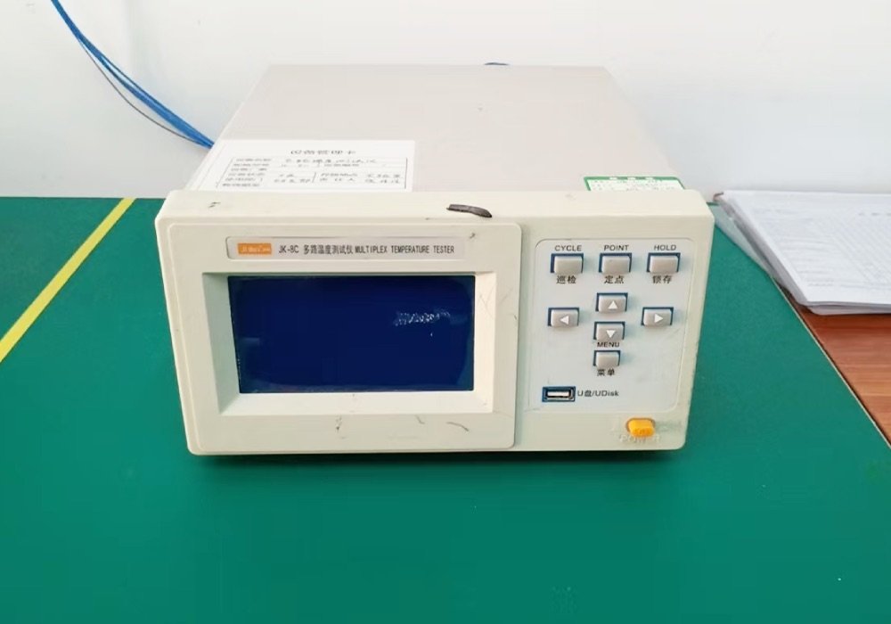 Multiplex temperature tester monitoring heat dissipation of wireless charging pads during full load