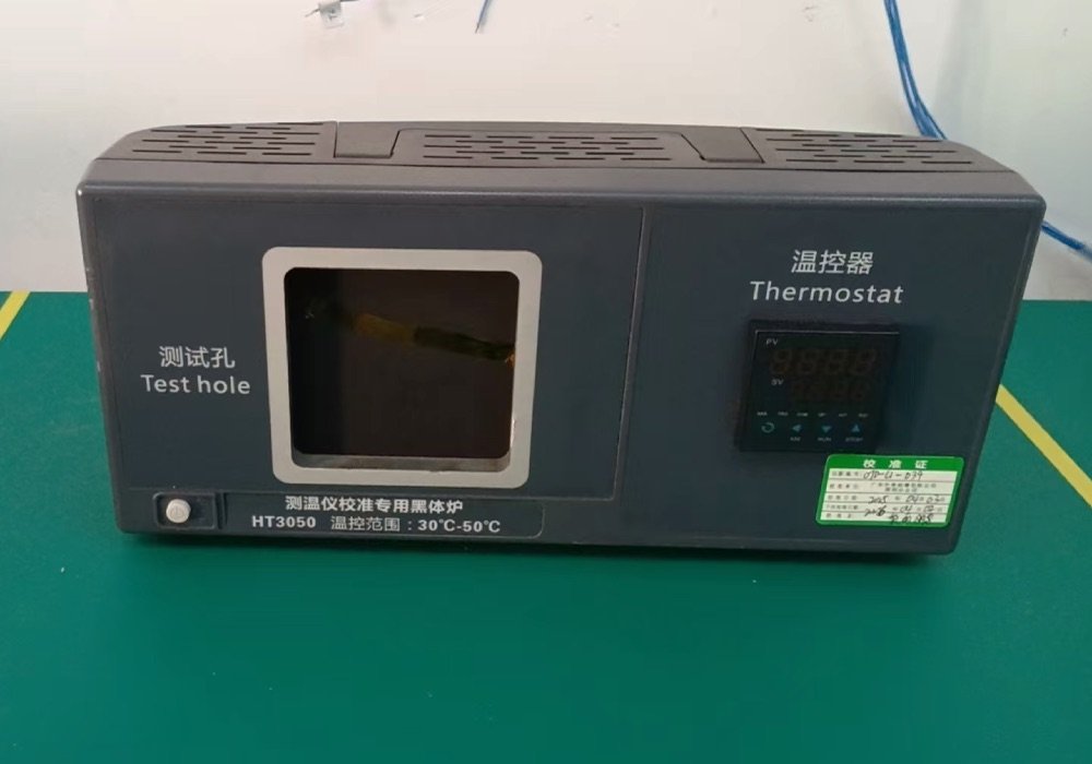 Thermostat calibration blackbody furnace for precise temperature measurement of charging devices
